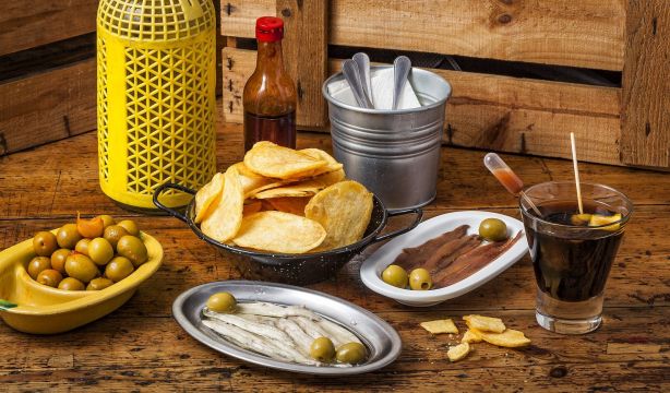 Guía del mejor vermut madrileño y ruta por los bares especializados para disfrutar del aperitivo. bigstock 