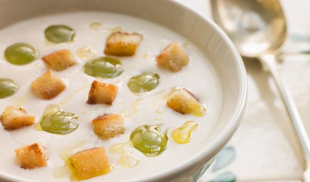 Receta de ajoblanco tradicional y la versión gourmet madrileña con castañas y sardina ahumada demos. Foto: Bigstock