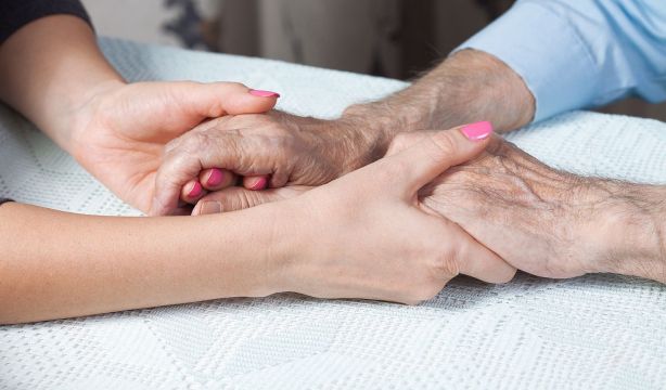 La mayor longevidad ya afecta a la dependencia: aumentan un 23% las peticiones de ayuda en 5 años