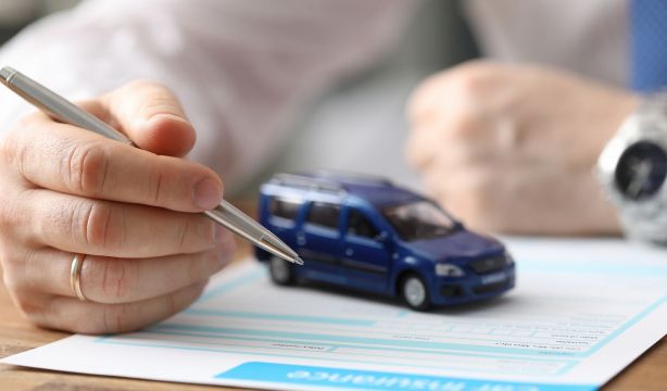 Las primas de los seguros siguen disparadas: un 9% más la póliza de salud y hasta el 14% la de autos