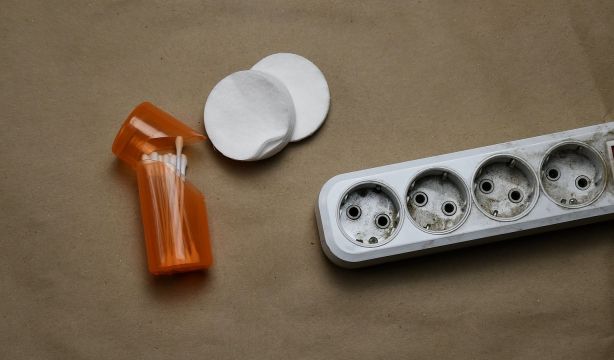 Cómo dejar los enchufes relucientes sin sustos. Fuente: bigstock.