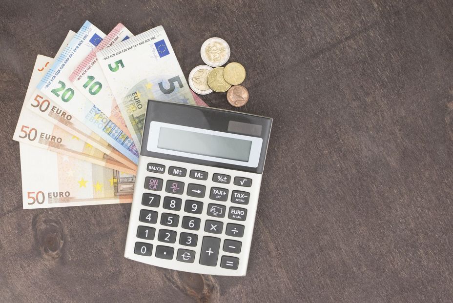 Los hombres jóvenes y mayores de 60 son los que más consumen contenidos sobre finanzas personales