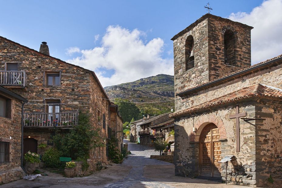 Ruta por los pueblos negros de Guadalajara: los lugares imprescindibles