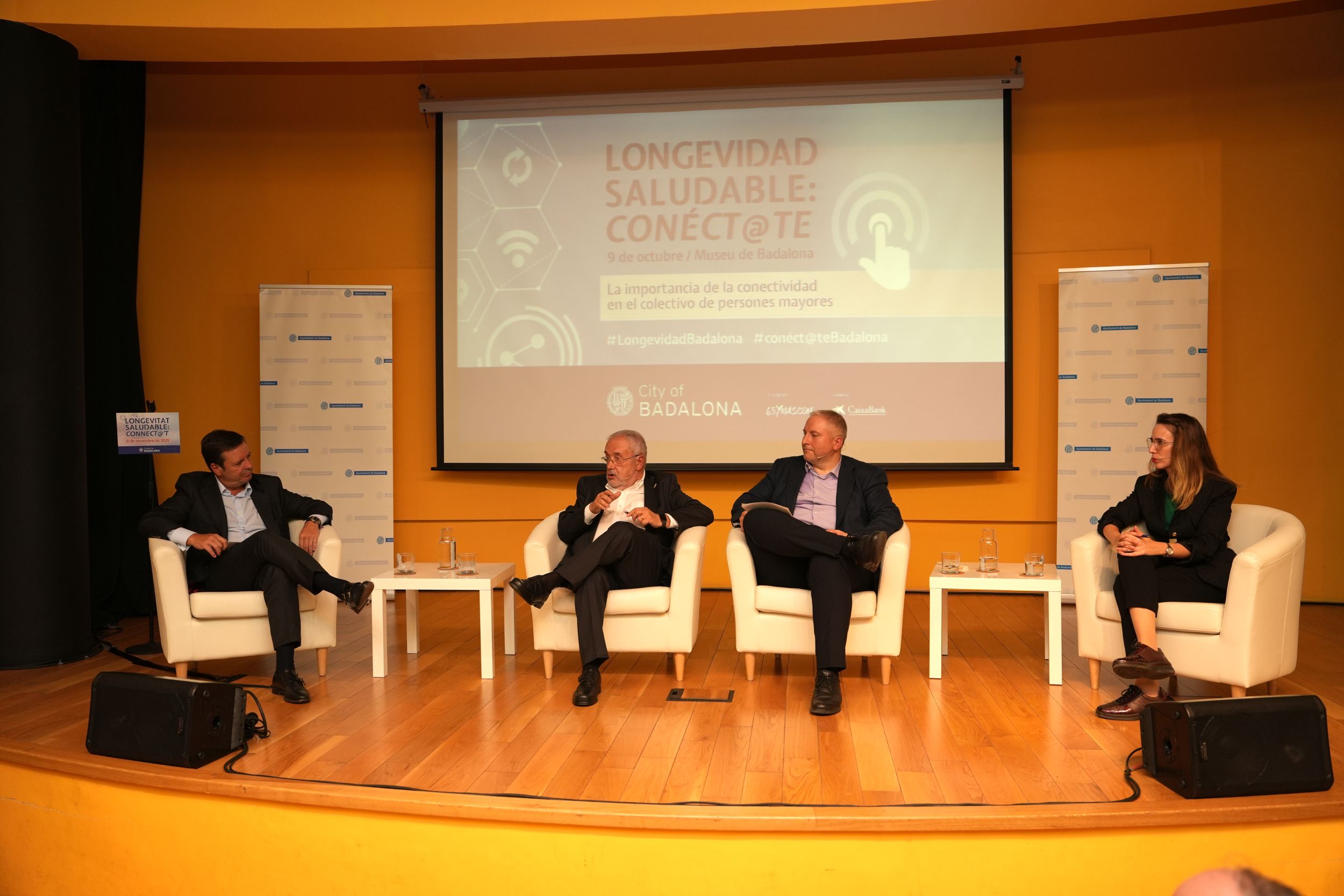 Mesa redonda Badalona. Fotógrafa: Inma Alcario. Mesa redonda Badalona. Fotógrafa: Inma Alcario.