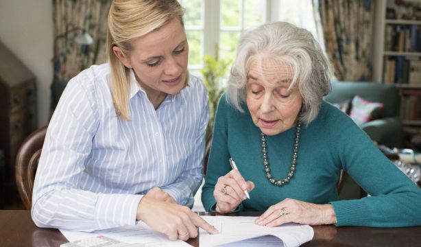 CaixaBank lanza un servicio de asesoramiento para tramitar las ayudas a la Dependencia. Foto: Bigstock