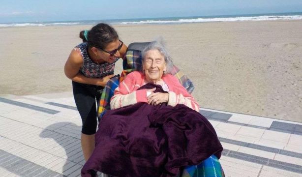 Una mujer viaja en autocaravana con su abuela de 100 años: "En vez de envejecer, rejuvenecía"
