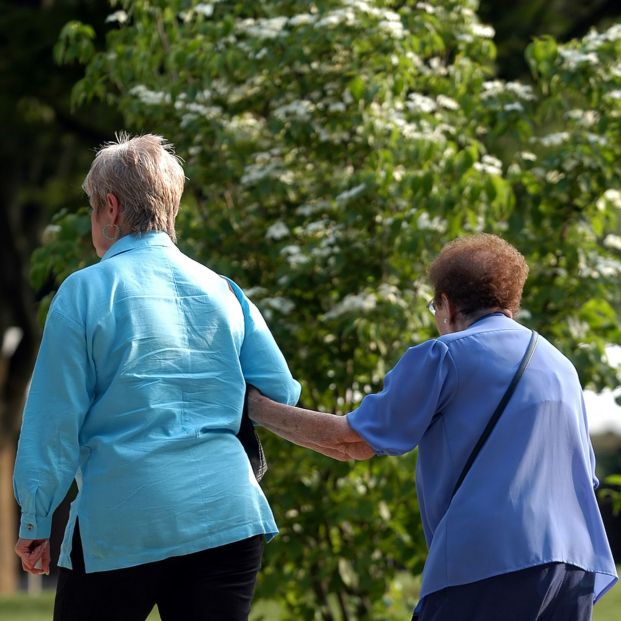 Cuidadoras en el entorno rural, las grandes olvidadas: menos recursos, más carga y poco reconocidas