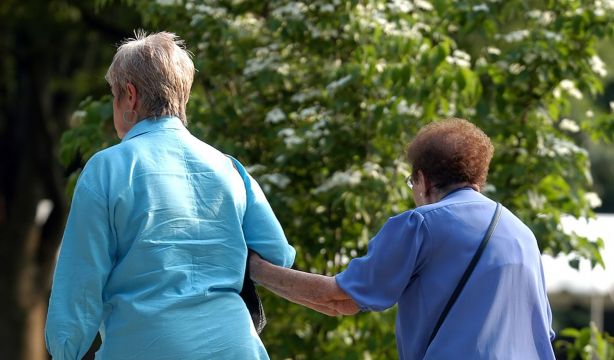 Cuidadoras en el entorno rural, las grandes olvidadas: menos recursos, más carga y poco reconocidas