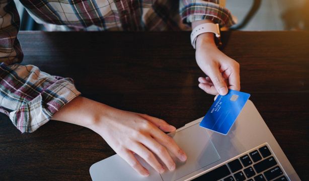 La OCU denuncia que los bancos establecen "límites injustificados" a las transferencias inmediatas