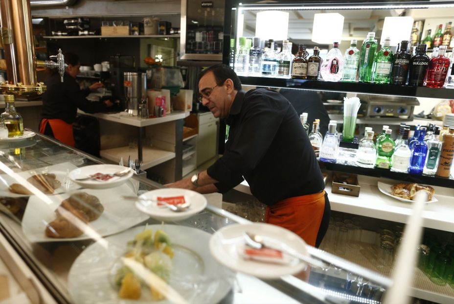 EuropaPress 6890835 trabajador trabajando camarero bar autonomo consumo alcohol cafeteria