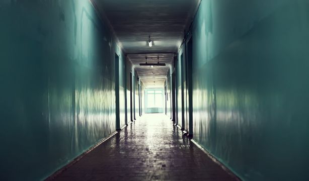 Organizan un pasaje del terror sobre la vivienda para personas mayores: "Buscar piso da miedo"