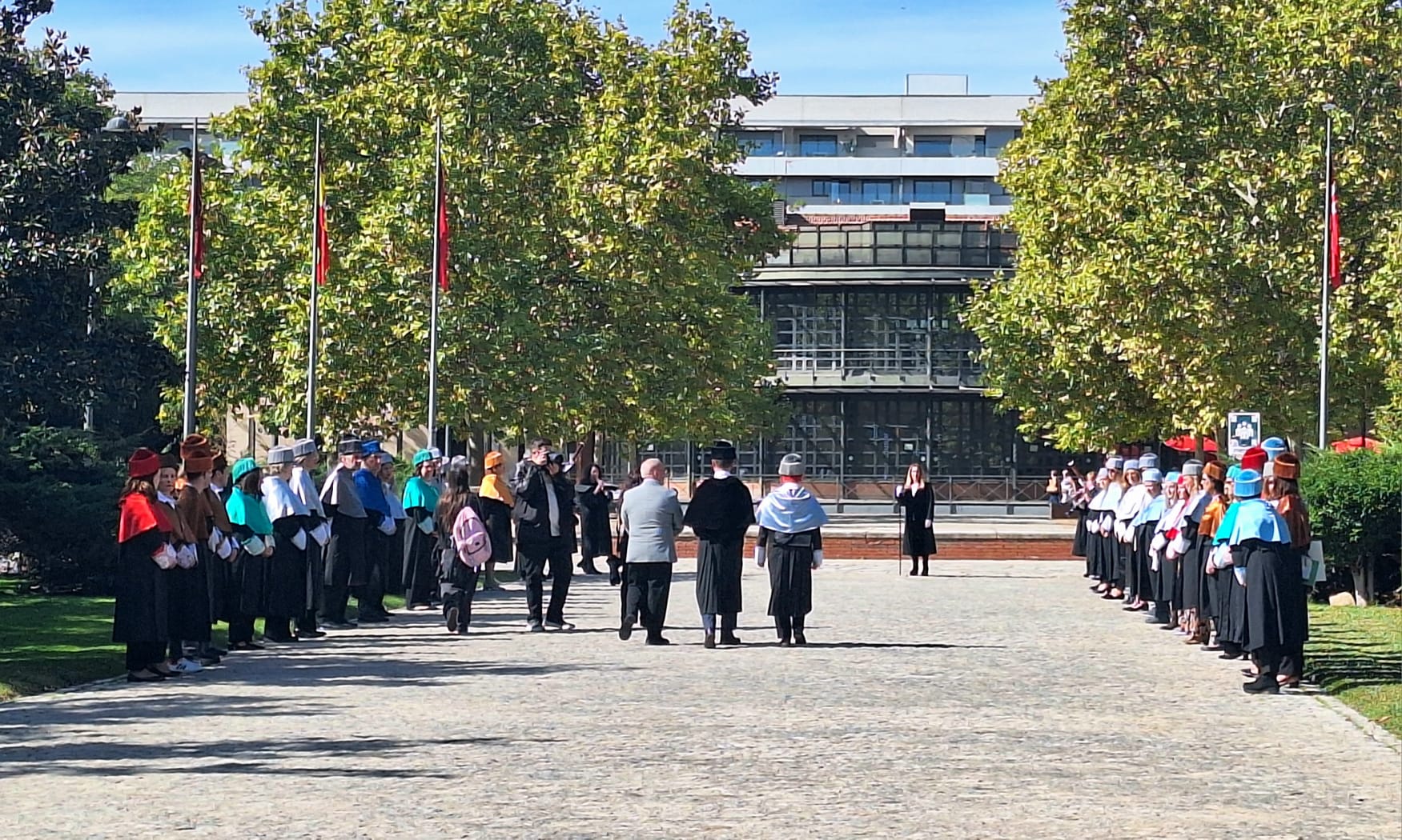 La comitiva académica en la salida del Aula Magna. Fuente: Miriam Gómez Sanz.