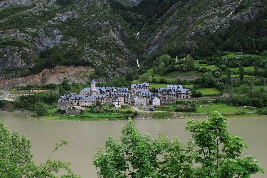 1280px Un pueblito con encanto...pero en dondeLanuza (Huesca) (cropped)