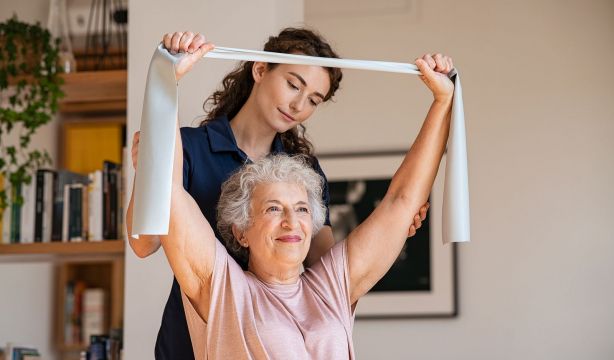 Qué es la sarcopenia y en qué puede afectar al físico de las personas mayores