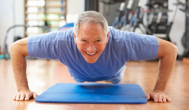 Cada movimiento cuenta: un estudio revela los beneficios de los 'snacks' de ejercicio en mayores (Bigstock)