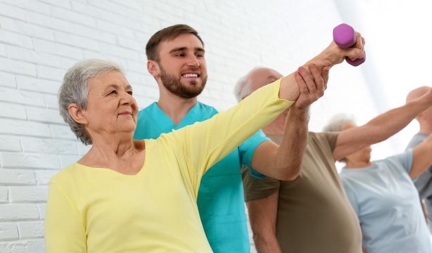 Los ejercicios que mejoran la movilidad en el párkinson (bigstock)