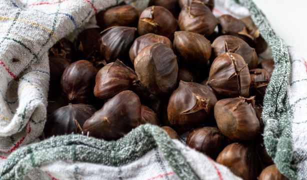 Cómo hacer castañas en el microondas: el truco para que no exploten