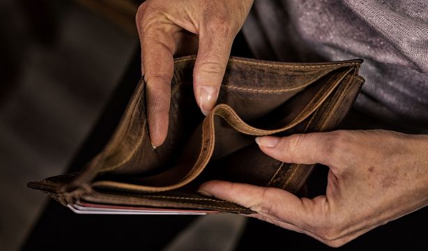 Vivir con menos de 600€ al mes: la lucha de casi medio millón de pensionistas que no cotizaron