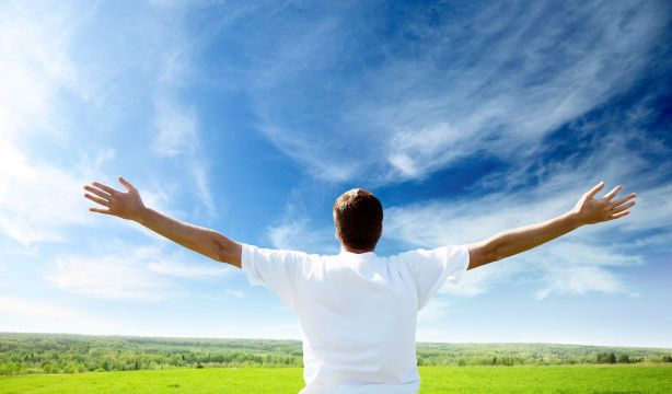 Este es el 'umbral de felicidad' que reduce tu riesgo de morir de enfermedades crónicas  (Bigstock)