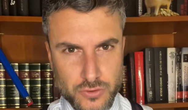 Estas son las dos cláusulas que debes incluir en el testamento, según un abogado