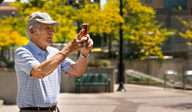 El reflejo de sacar el móvil antes que ayudar: un experto explica por qué ocurre. Fuente: freepik.