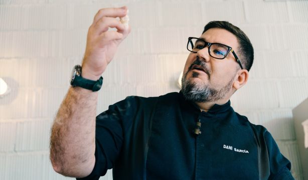 El chef Dani García revela algunos trucos para preparar las patatas fritas perfectas