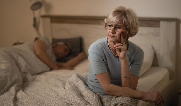 Más de la mitad de las mujeres duerme mal tras la menopausia. Fuente: freepik