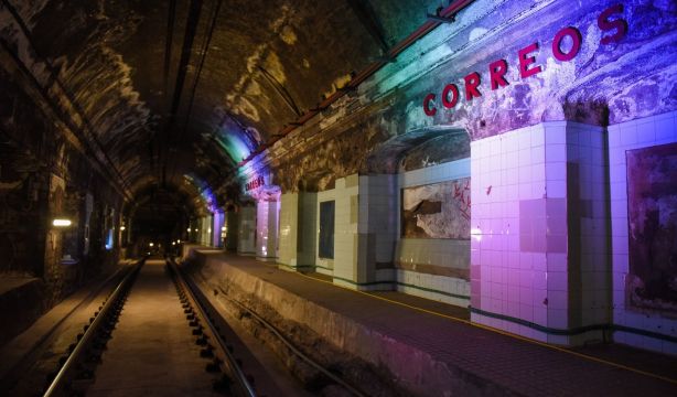 El metro de Barcelona organiza visitas a la estación 'fantasma' de Correos, inutilizada desde 1972
