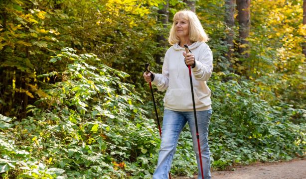 La ciencia desmonta el mito de los 10.000 pasos: las mujeres mayores necesitan mucho menos. Fuente: freepick
