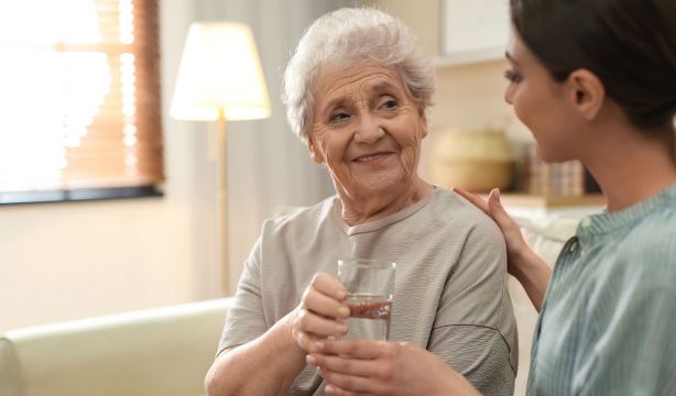 Crecen los 'pactos asistenciales': acuerdos privados para garantizar el cuidado de los mayores