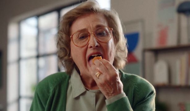 Entre el surf y las croquetas: edadismo y caricatura de la mujer mayor en la publicidad