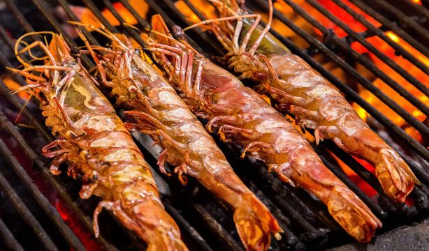 El truco de Dani García para cocinar gambas y cigalas a la plancha