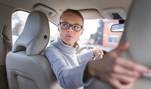 La DGT aclara cuándo se puede usar la marcha atrás