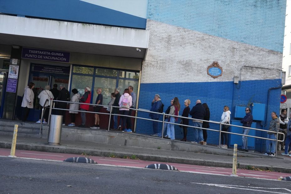 EuropaPress 7051576 varias personas hacen cola centro refuerzo vacunacion frente gripe 24