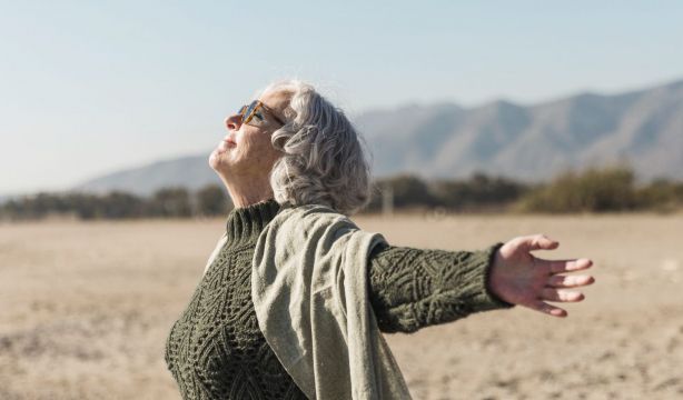 Vivimos más, pero con peor salud: sólo 9,7 años sanos tras los 65. Fuente: freepik.