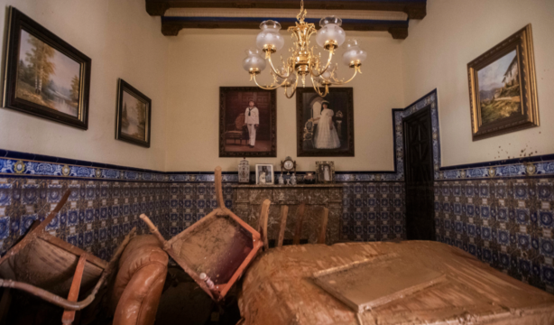 Una exposición lleva a municipios afectados por la DANA las fotos salvadas del barro