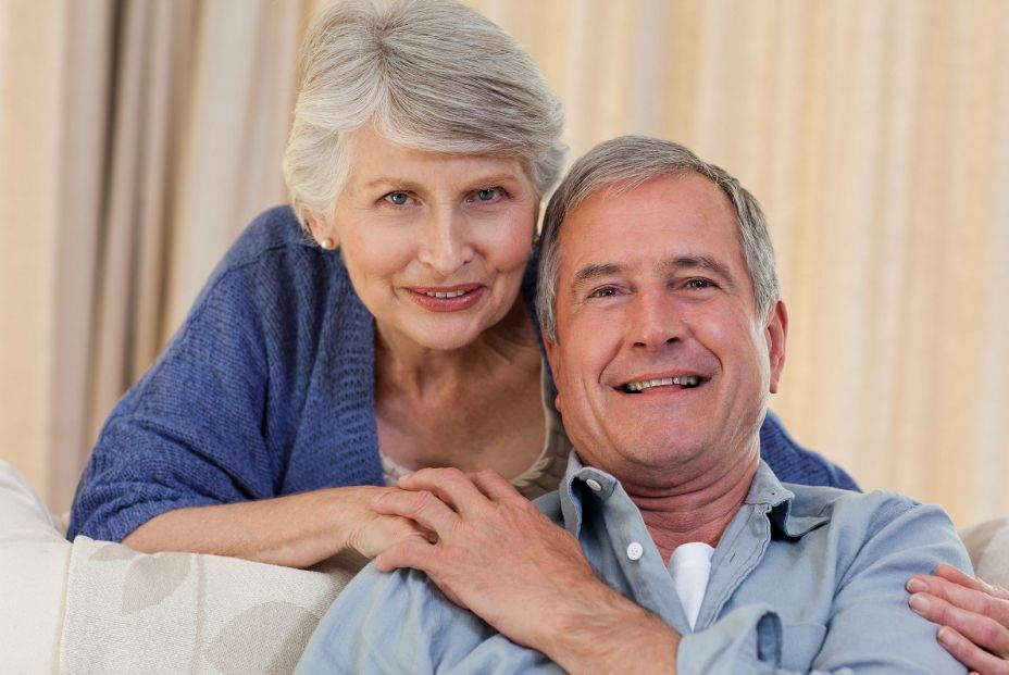 La mayoría de personas mayores vive en pareja y en su propia casa. Fuente: bigstock.