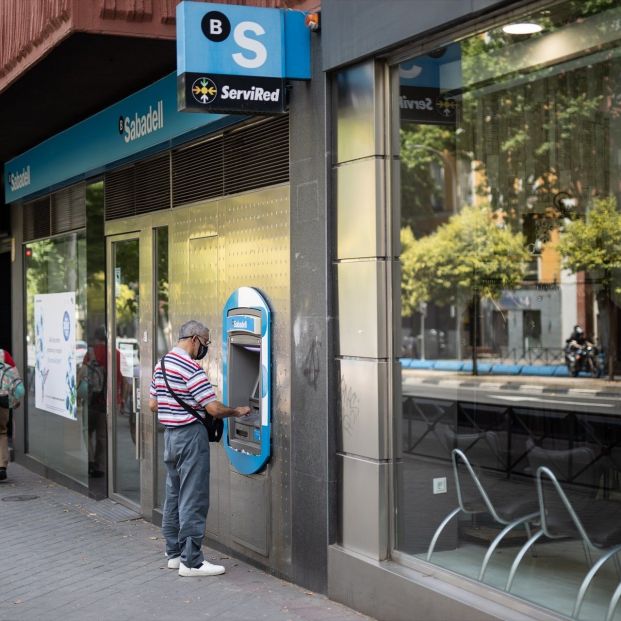 EuropaPress 6012802 hombre saca dinero cajero sabadell junio 2024 madrid espana consejo