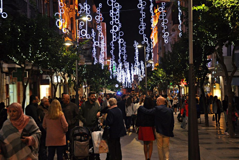 calle comercial en navidad