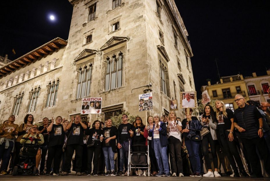 EuropaPress 7072658 grupo personas protesta asociaciones victimas dana frente palau generalitat EuropaPress 7072658 grupo personas protesta asociaciones victimas dana frente palau generalitat