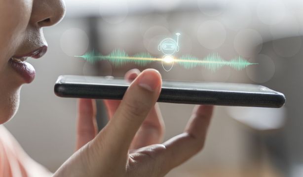 Consejos prácticos para reconocer una voz generada por IA y protegerte de estafas