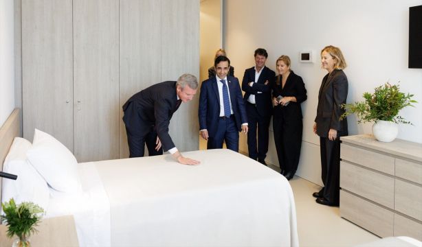 La Fundación Amancio Ortega entrega a la Xunta de Galicia una nueva residencia de mayores