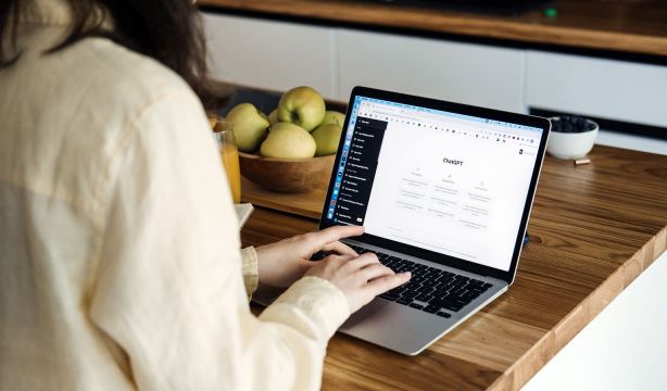 Cómo usar la inteligencia artificial para informarte antes de donar a una ONG