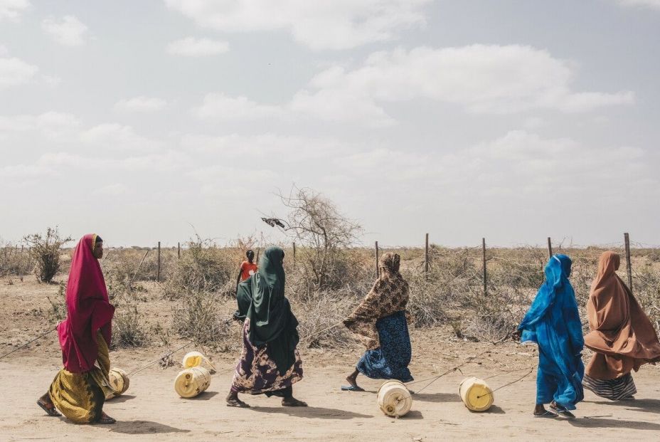 Varias mujeres regresan a casa después de proveerse de agua en Kenia. Fuente: Oxfam Intermón / EuropaPress.