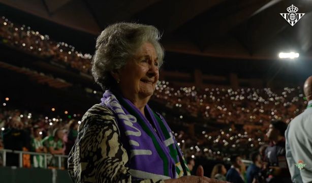 VÍDEO: La emoción de la 'Abuela de dragones' al ver jugar al Betis en el estadio por primera vez (Real Betis Balompié)
