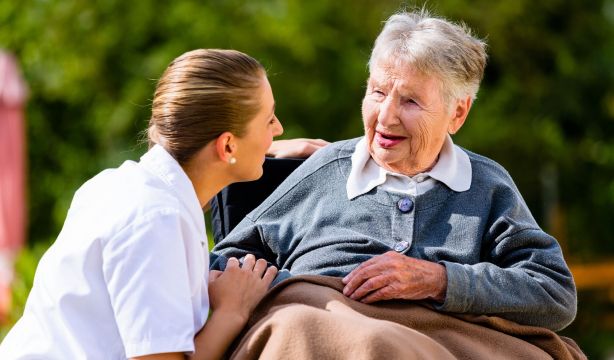 Los mayores reclaman más profesionales dedicados al cuidado y mayor reconocimiento de sus tareas (Bigstock)