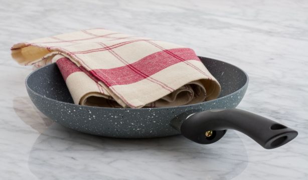 Con este sencillo truco podrás recuperar sartenes viejas y dejarlas como nuevas (Bigstock)