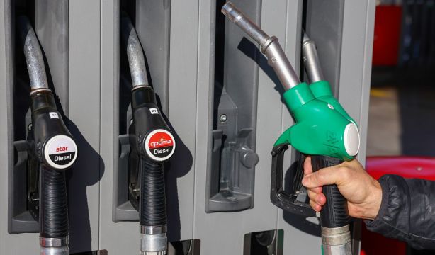 La OCU recomienda evitar repostar estos días de la semana: echar gasolina sale más caro
