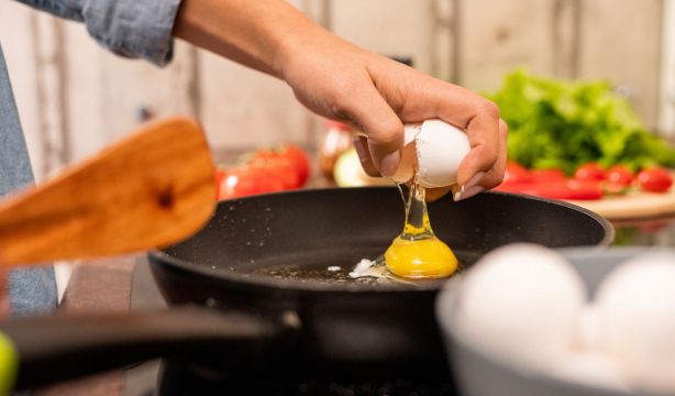 ¿Cómo cocinar huevos sin que se peguen en sartenes de acero inoxidable? Un chef revela sus trucos (Bigstock)