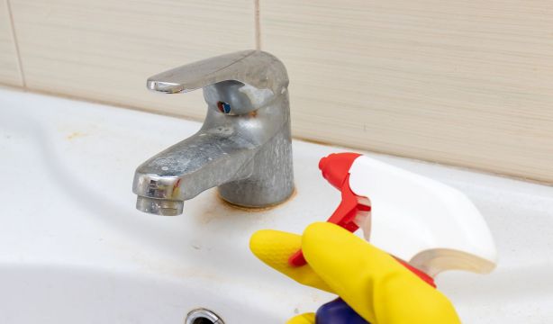 El truco de los fontaneros para eliminar la cal de los grifos